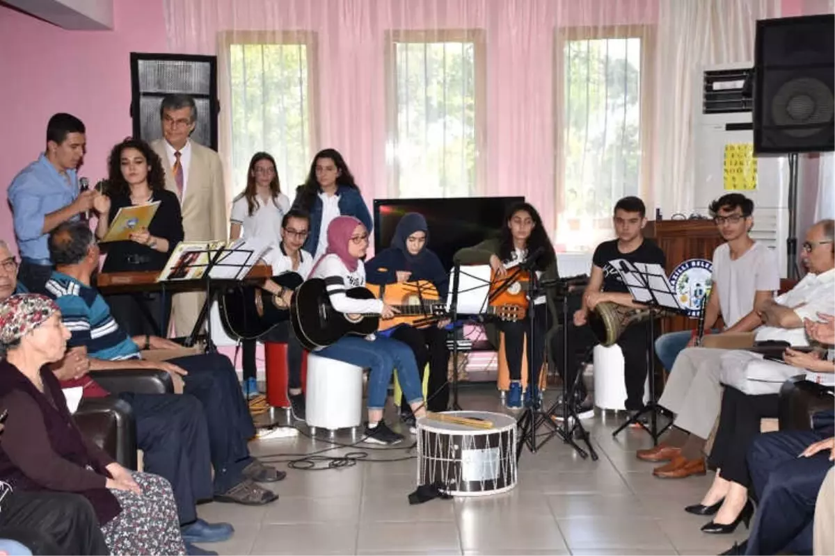 Liseliler Alzheimer Merkezinde Coşku Yaşattı