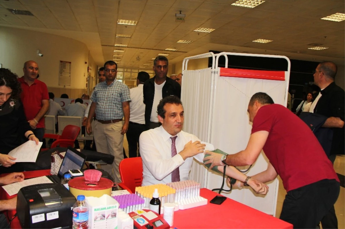 Mersin\'de Adliye Personelinden Kan Bağışı