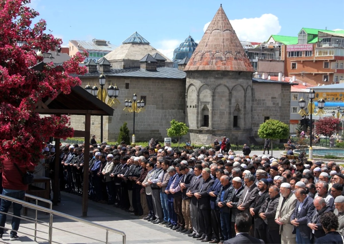 Şehit Filistinliler İçin Gıyabi Cenaze Namazı Kılındı