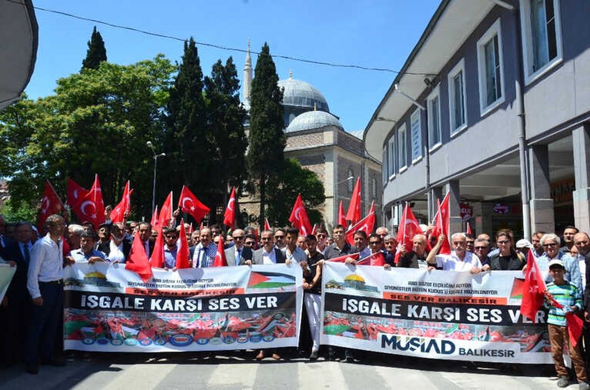 Şehit Filistinliler İçin Gıyabi Cenaze Namazı Kılındı