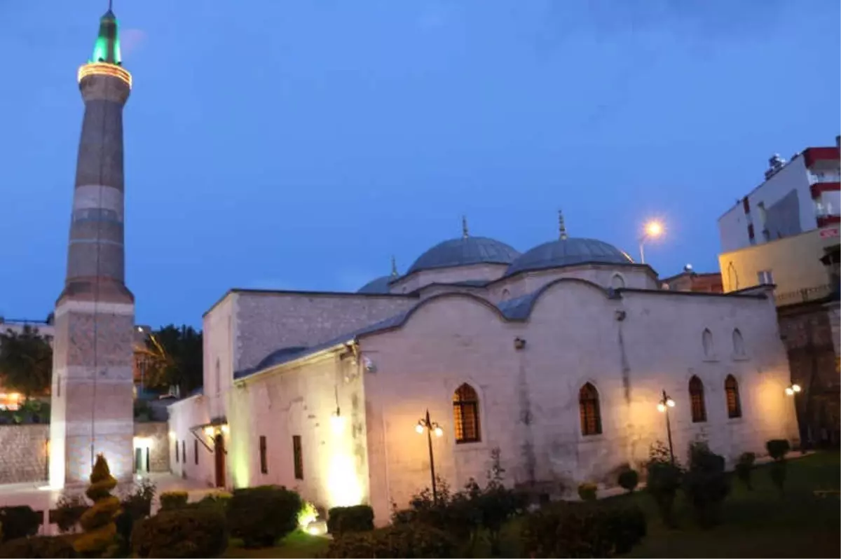 Tarihi Siirt Ulu Camii\'nde İlk Teravih Kılındı