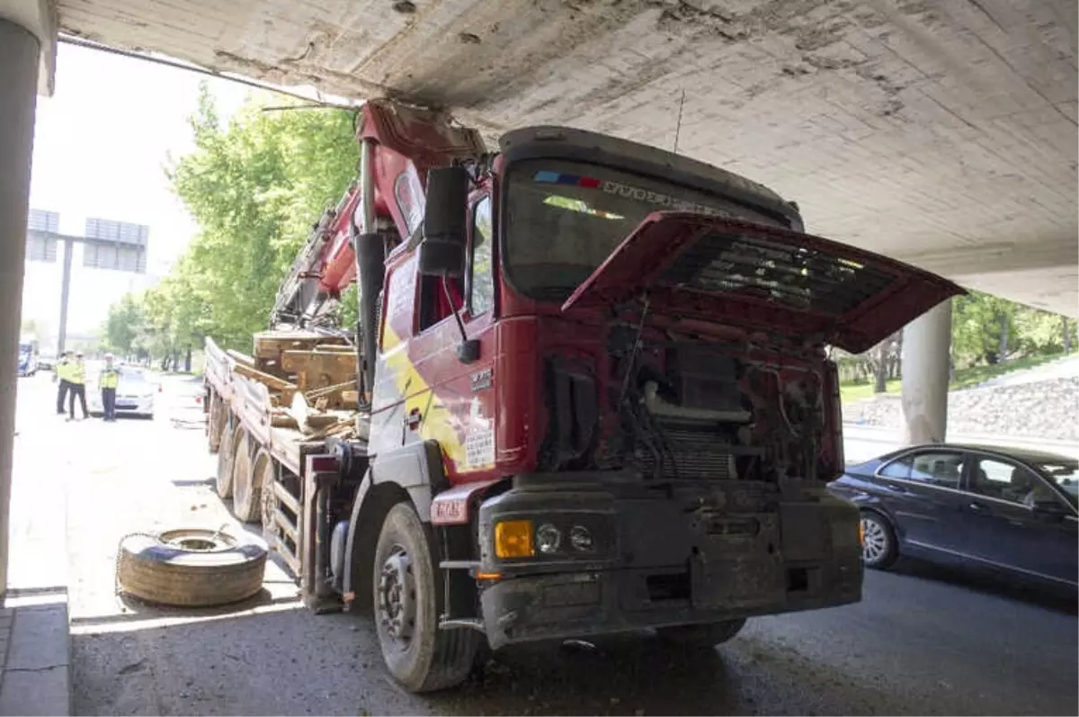 Tır Köprü Altında Sıkıştı