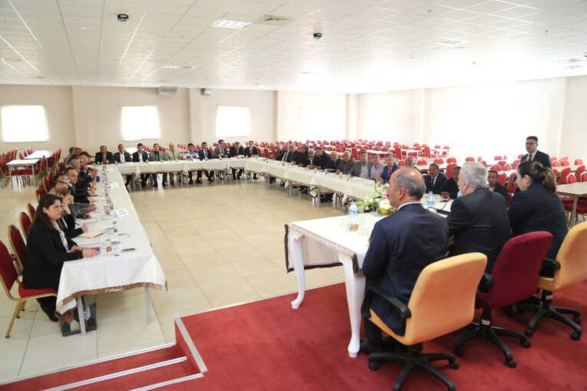 Vali Kamçı Felahiye ve Özvatan\'da Muhtarlarla Buluştu