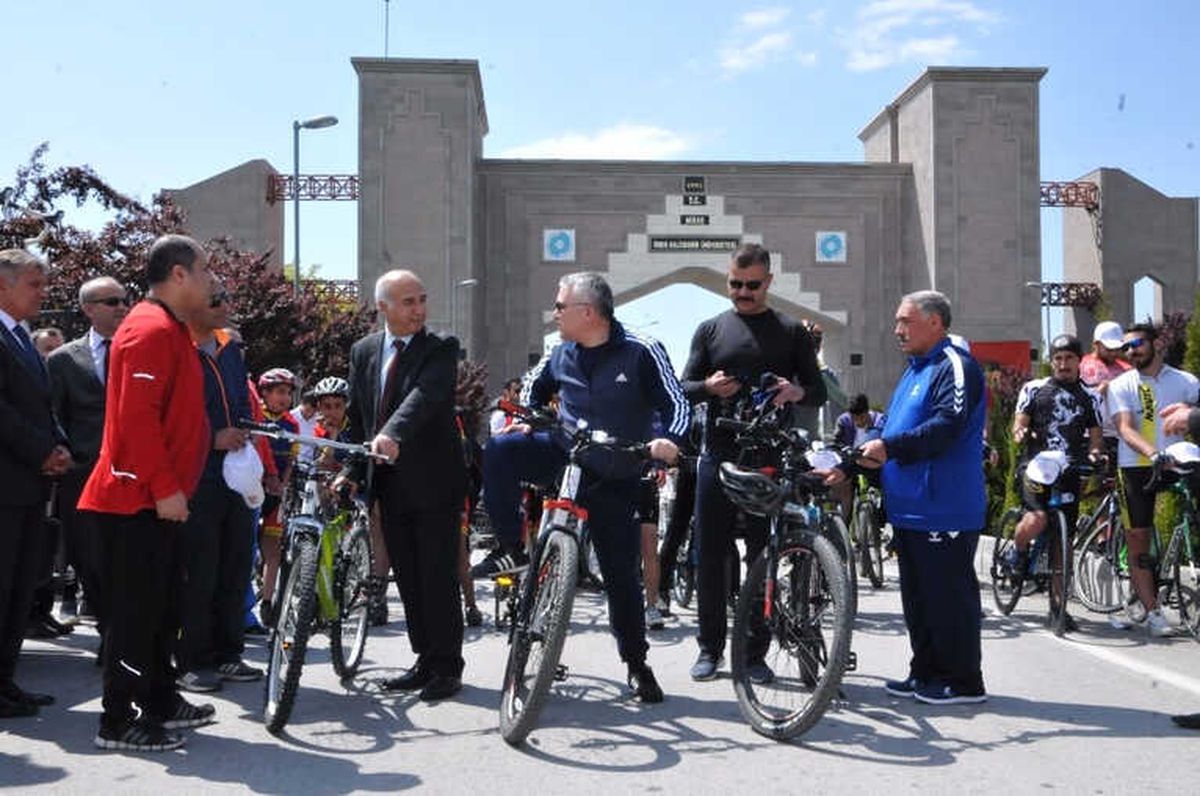 Vali ve Belediye Başkanı 15 Kilometre Bisiklet Sürdü