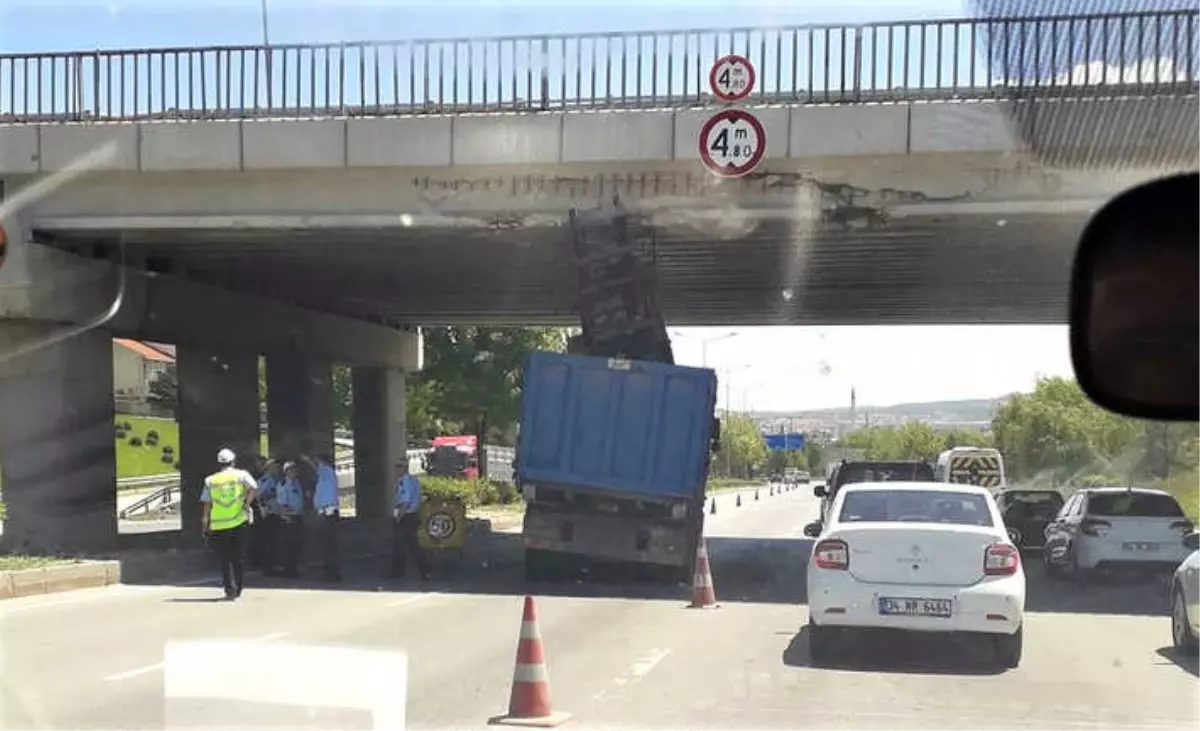 Yüksekliği Hesaplayamayınca Köprüye Takıldı