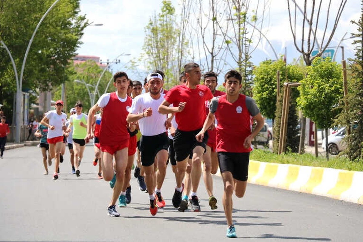 Ağrı\'da Atletizm ve Tekerlekli Kayaklı Koşu Yarışmaları Yapıldı