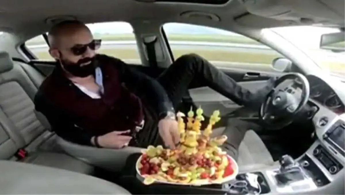 Ayağıyla Araba Kullanıp, Elleriyle Meyve Yedi