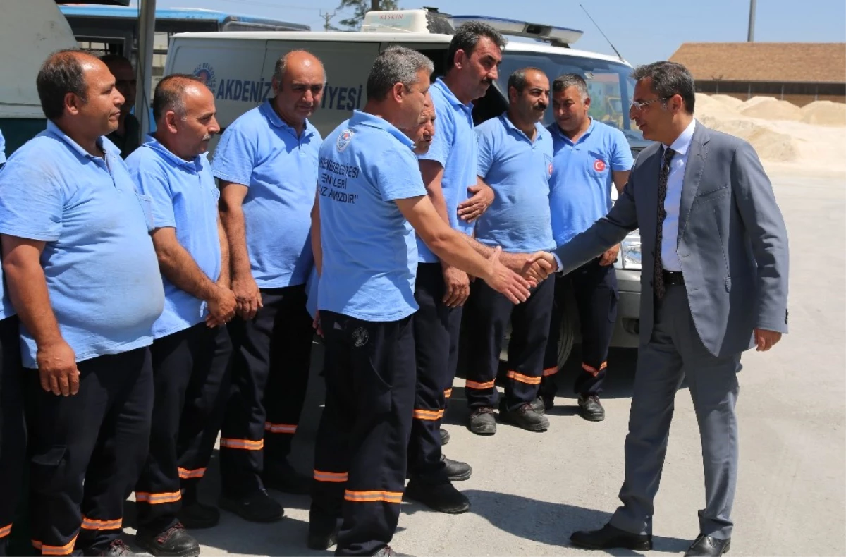 Akdeniz Belediyesi\'nde Taşerondan Kadroya Geçen İşçilerin Zam Sevinci
