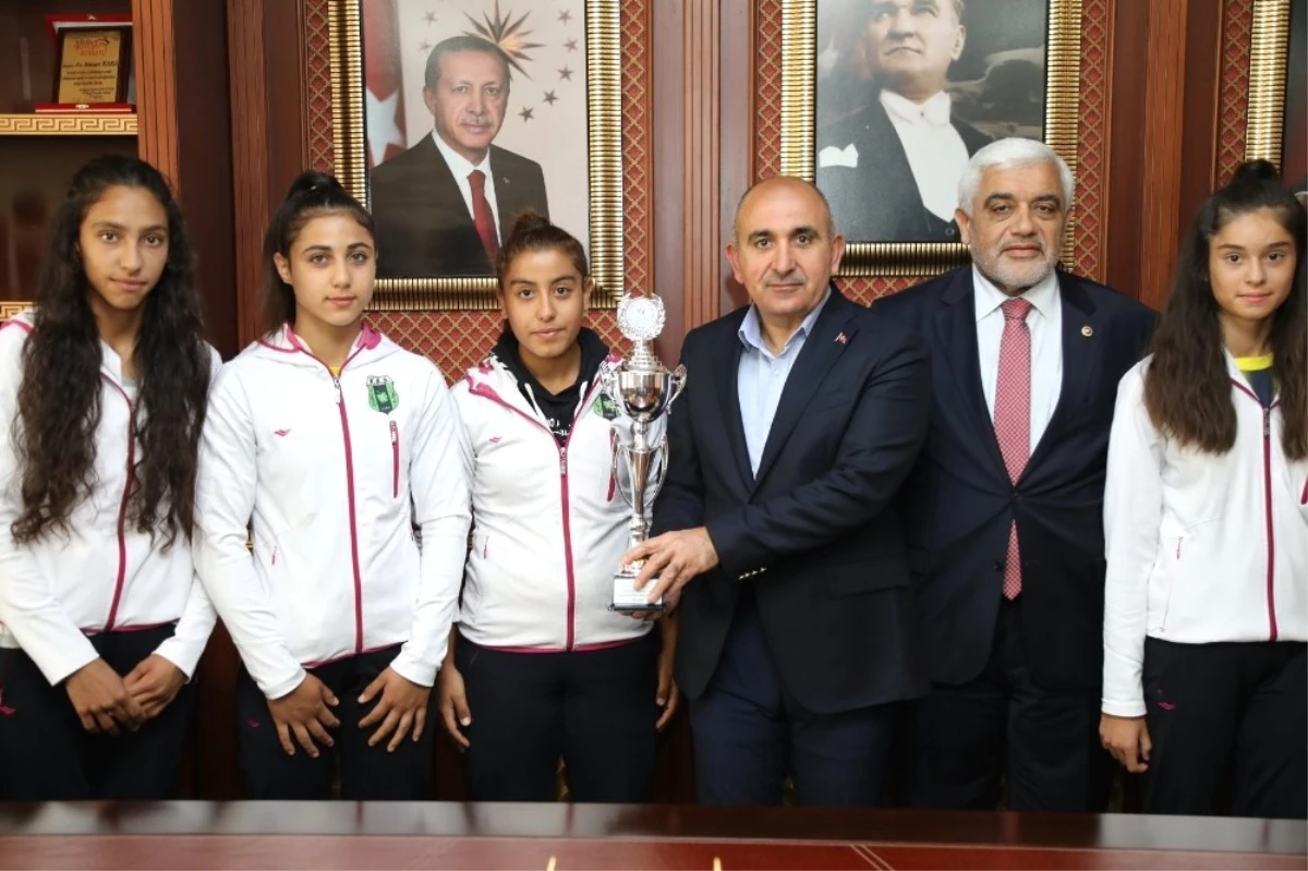 Başkan Kara Türkiye Şampiyonu Sporcular ile Bir Araya Geldi