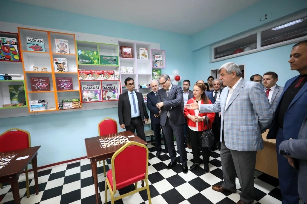 Başkan Karaosmanoğlu, Yarbay Refik Cesur İlkokulu\'nun Bahar Şenliğine Katıldı