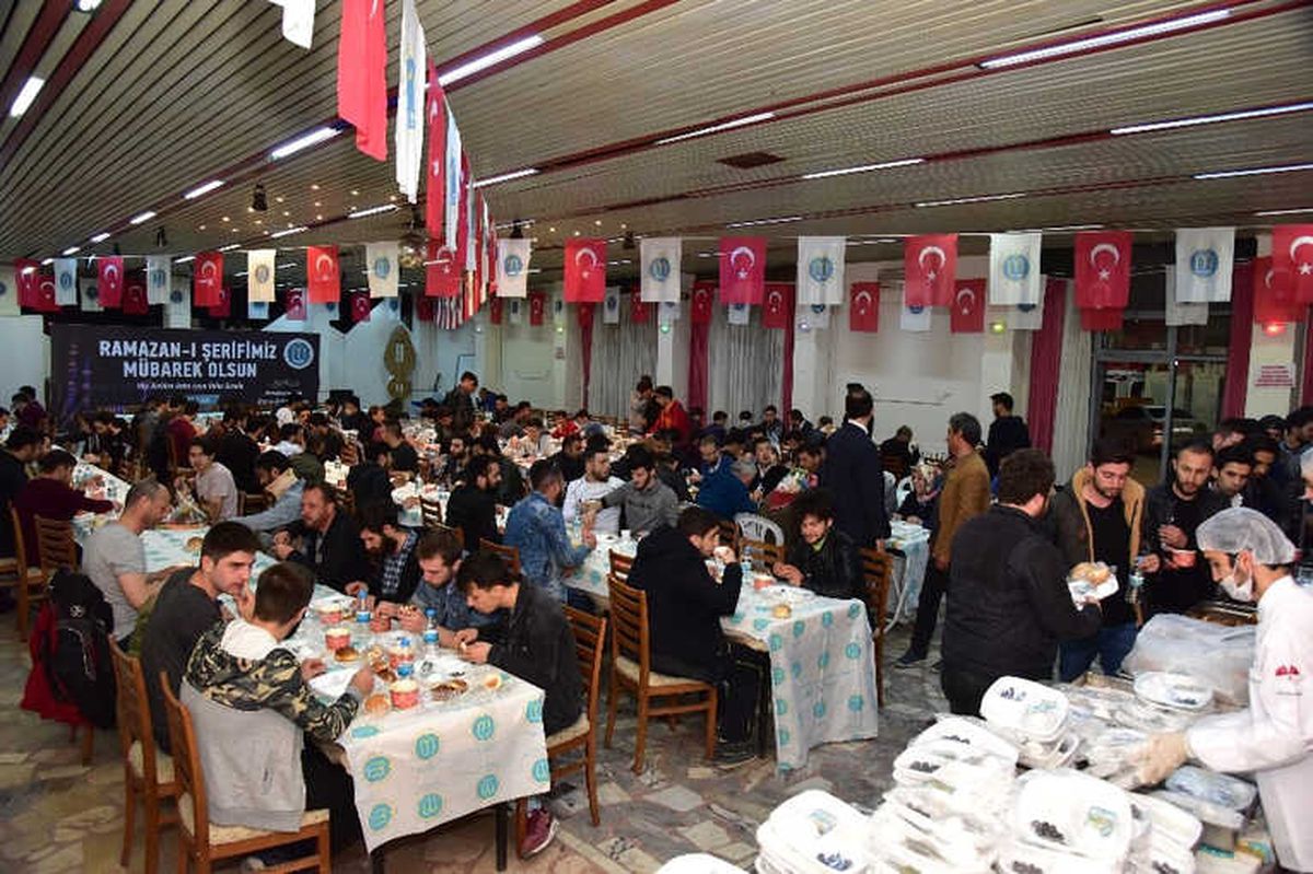 Binlerce Kişi Aynı Sofrada Sahur Yaptı