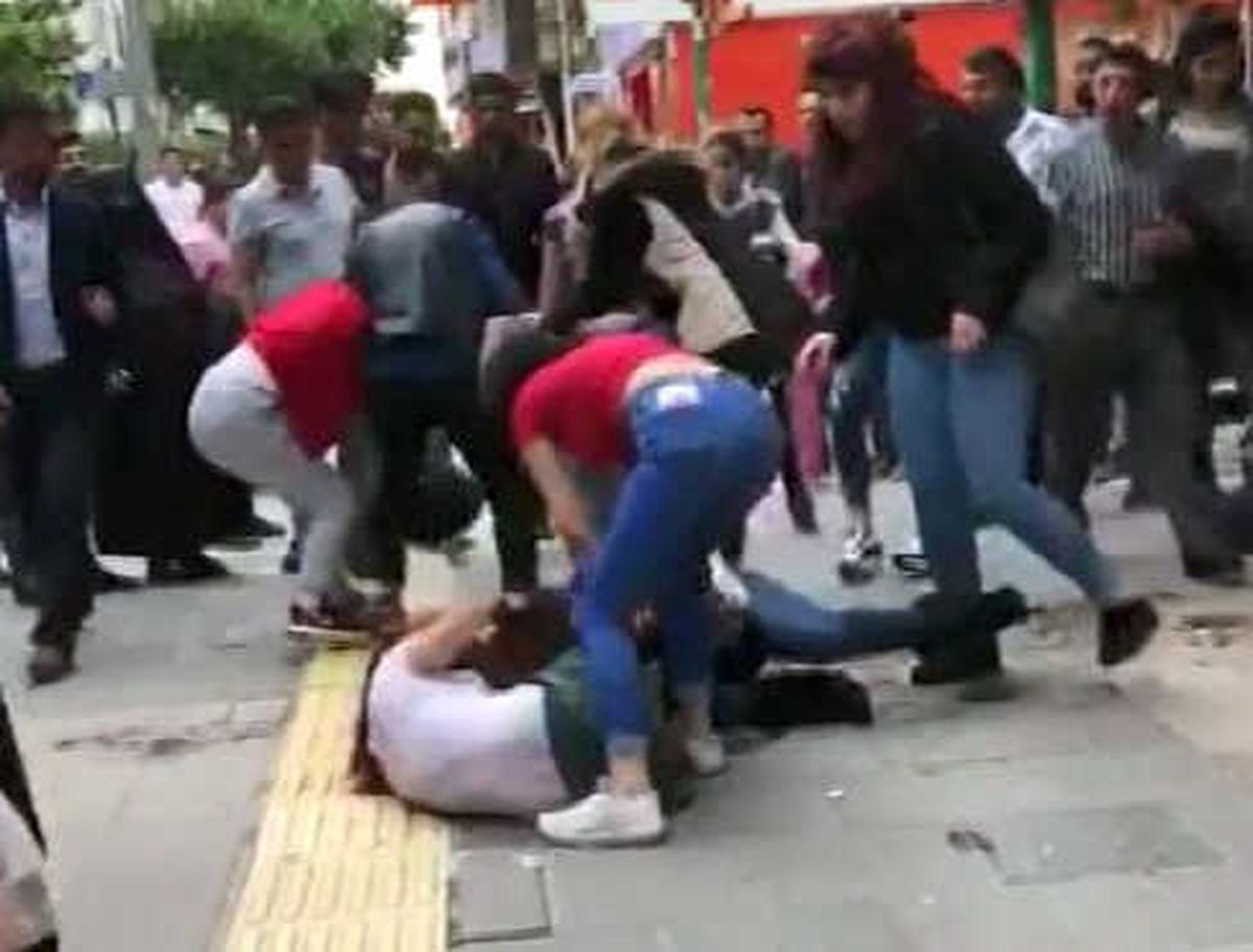 Cadde Ortasında Kızlar Birbirine Girdi