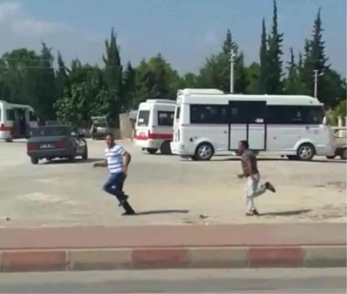 Dolmuşa Bindirmeyen Şoförü Kovalayıp Bıçakladı