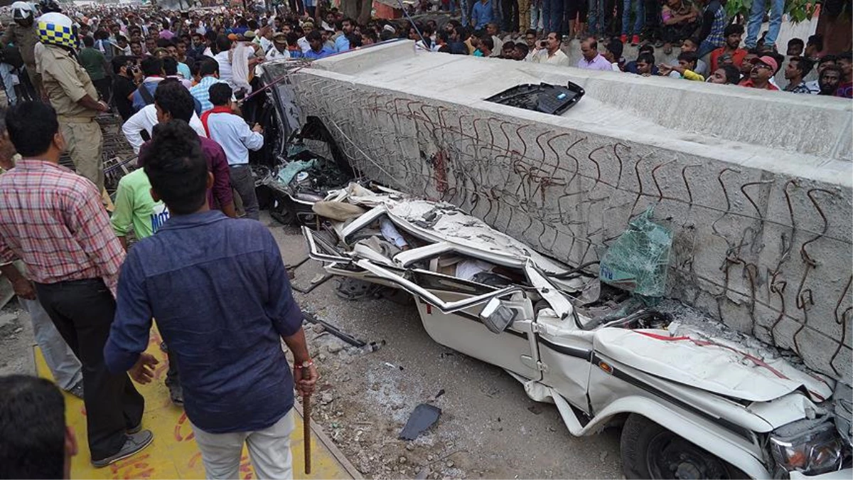 Hindistan\'da Feci Kaza! İşlek Caddedeki Bir Üst Geçit Çöktü: 18 Ölü