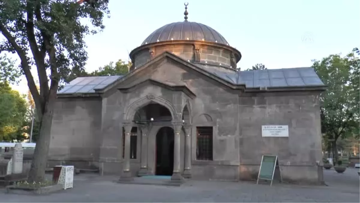 İftar İçin Mevlana\'nın Hocasının Kabrine Akın Ettiler