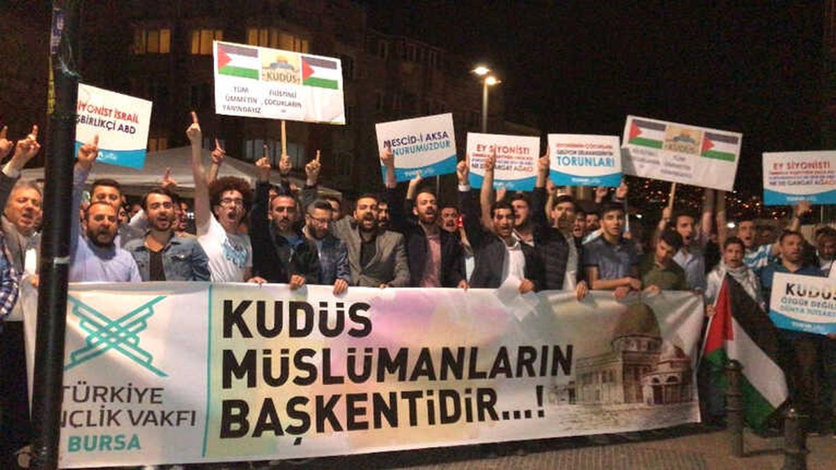 İlk Teravihte İsrail\'e Lanet Okundu