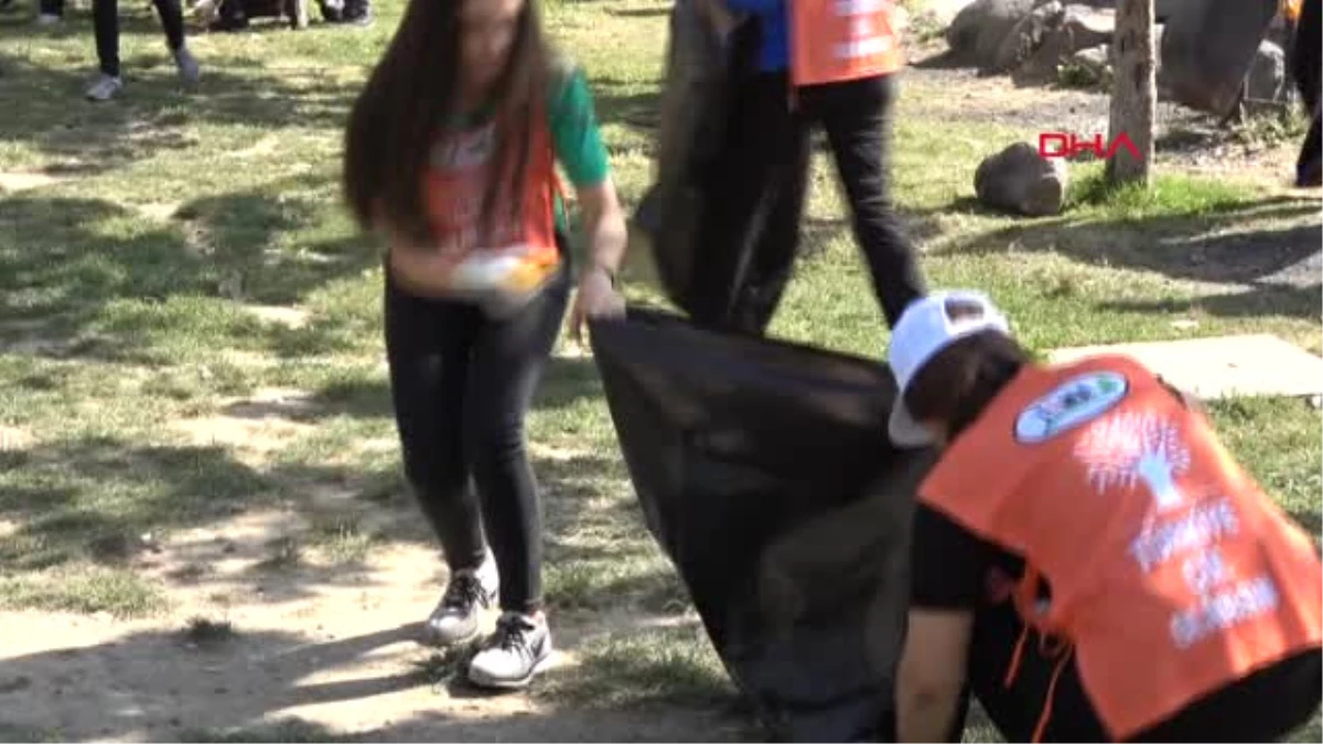 İzmir Meles Deltası\'nda Temizlik Yapan Öğrenciler, Yarım Saatte 13 Poşet Çöp Topladı