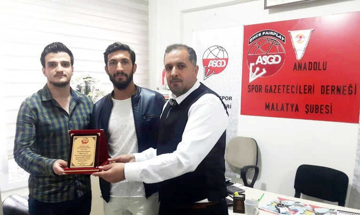 Malatya Asgd\'den Golcü Bekir Yardım\'a Plaket