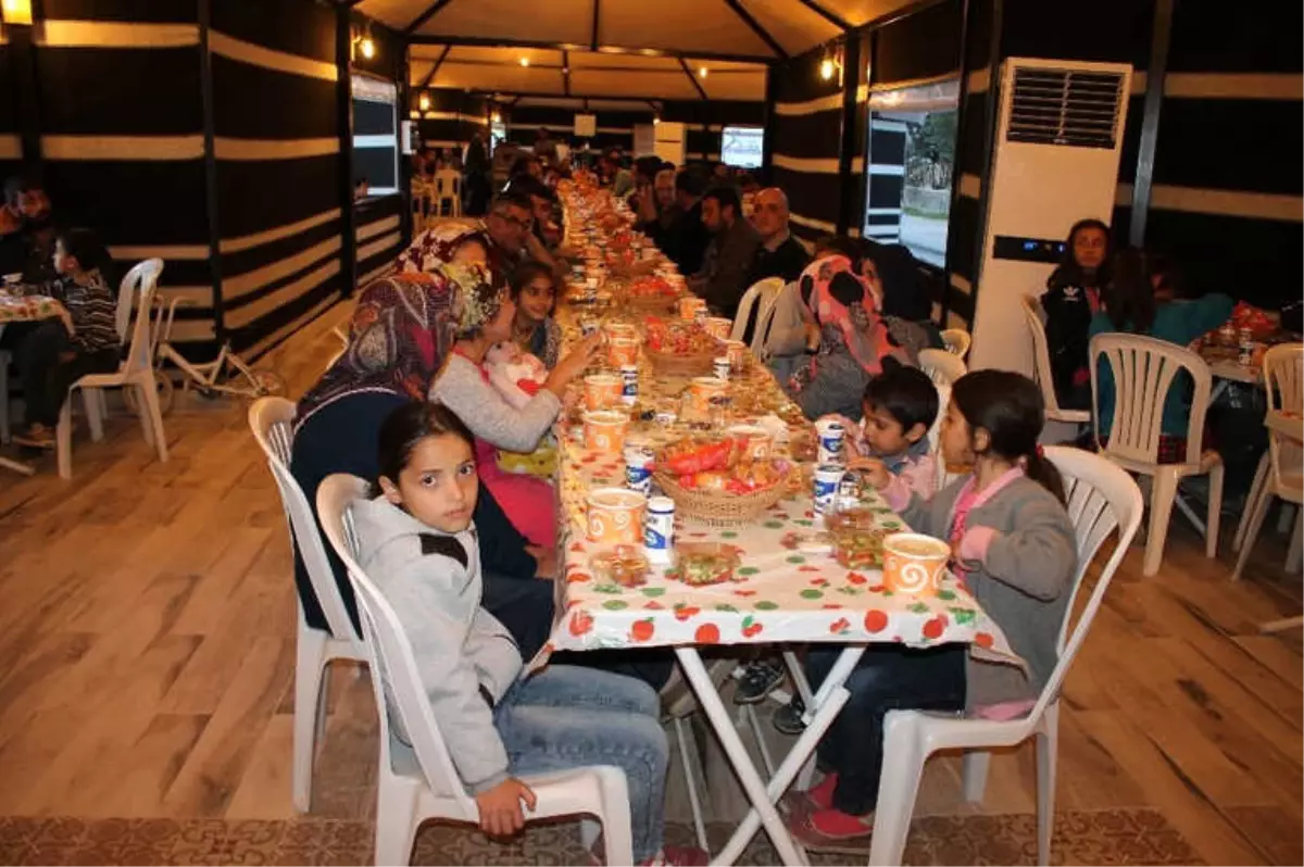 Midyat\'ta İlk Kez Kurulan İftar Çadırında Bin Kişi Oruç Açtı