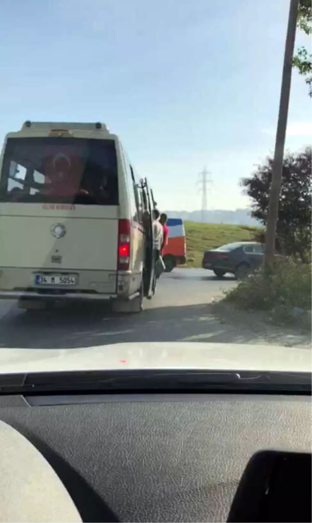 Avcılar\'da Minibüsteki Tehlikeli Yolculuk Kamerada