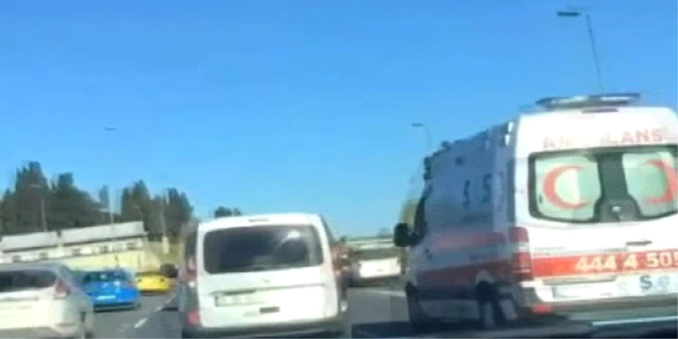 E-5 Karayolu\'nda Trafik Magandası, Makas Atarak Ambulansla Yarıştı
