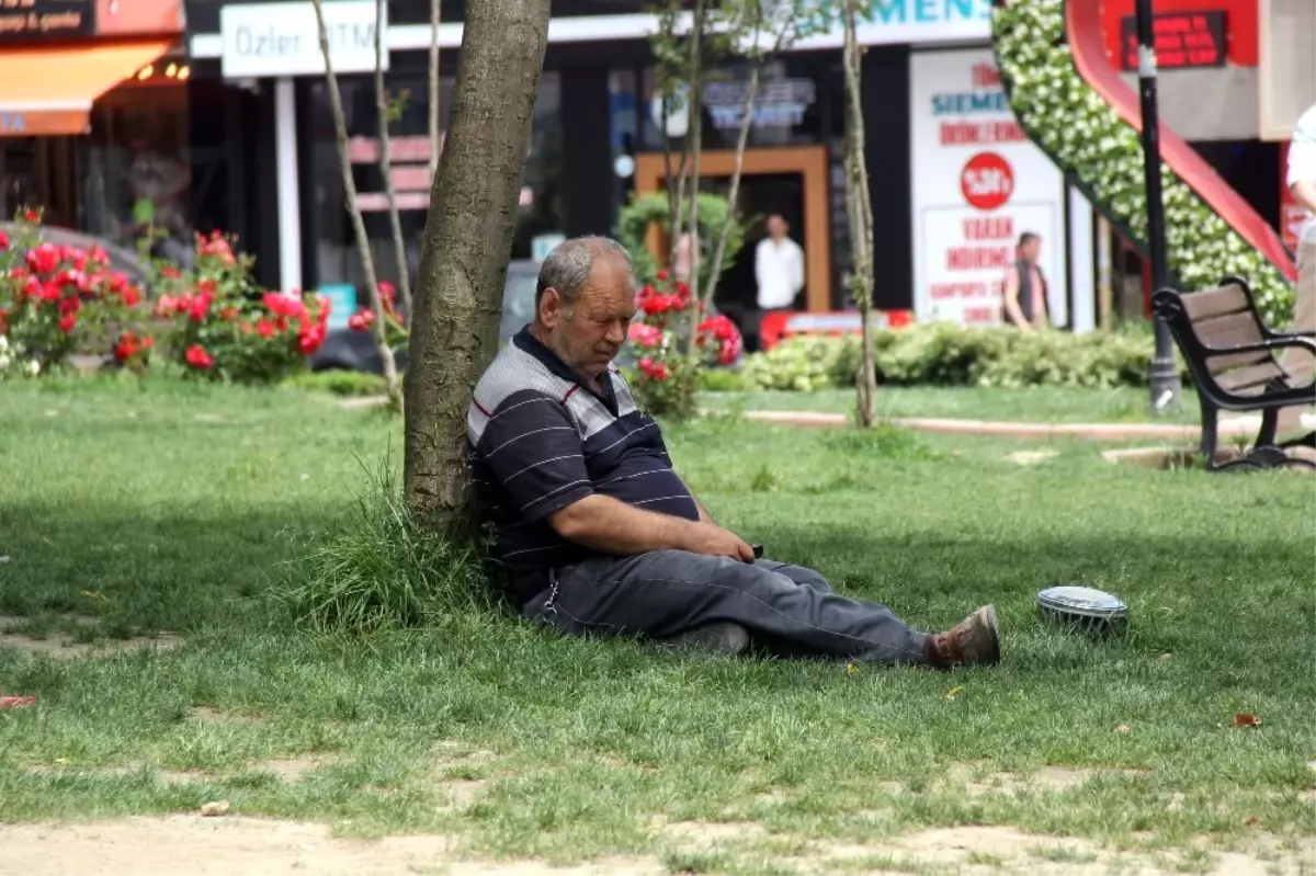 Ramazan\'ın İlk Gününde Vatandaşlar Gölgelik Alanlara Akın Etti