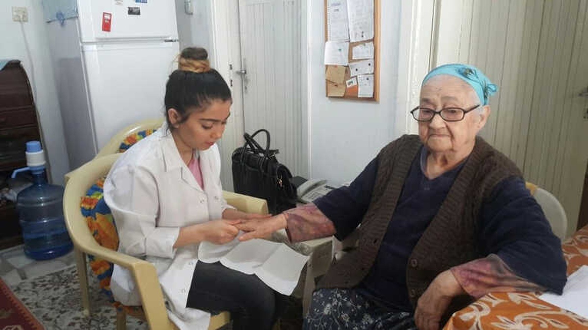 Sökeli Öğrenciler Yaşlılara El Uzattı