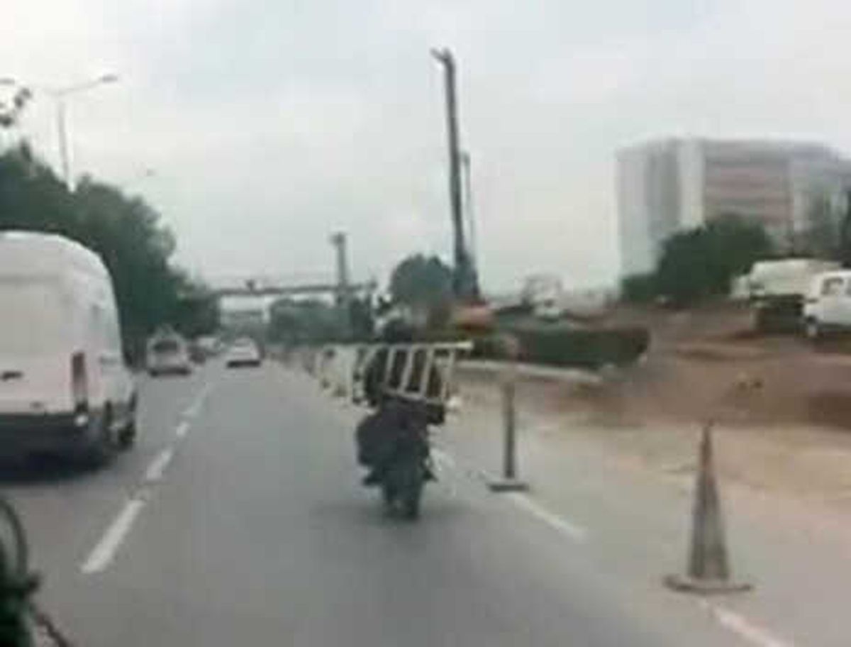 Trafikte Merdivenle Yolculuk Şaşırttı