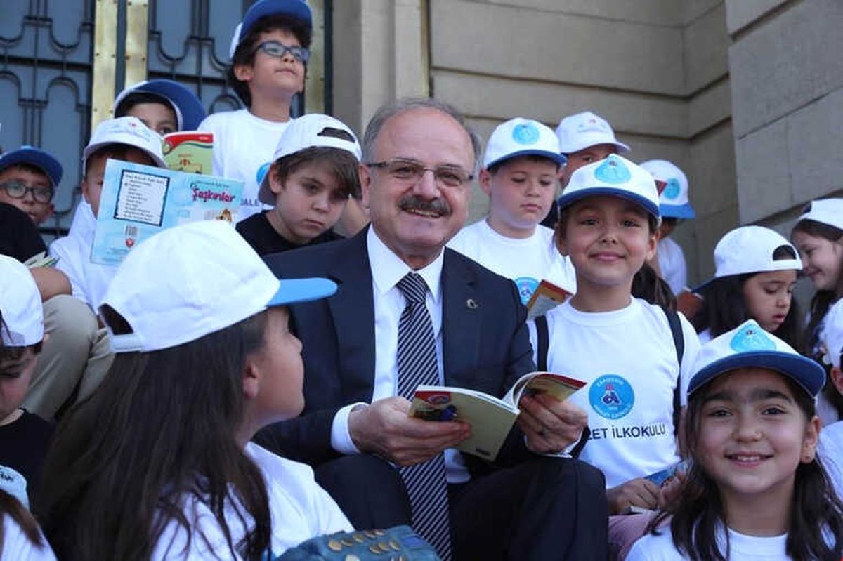 Vali Çakacak Öğrencilerle Kitap Okudu