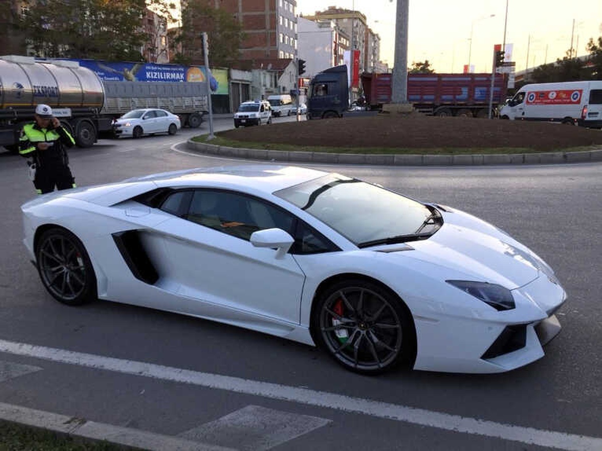 4 Milyonluk Lüks Otomobile Egzoz Yüzünden Ceza Kesildi