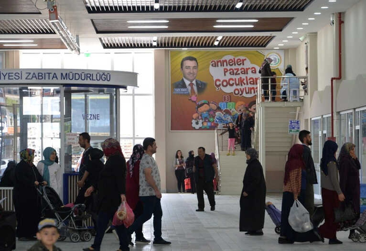 Alışveriş Yaparken Ailelerin İçi Rahat