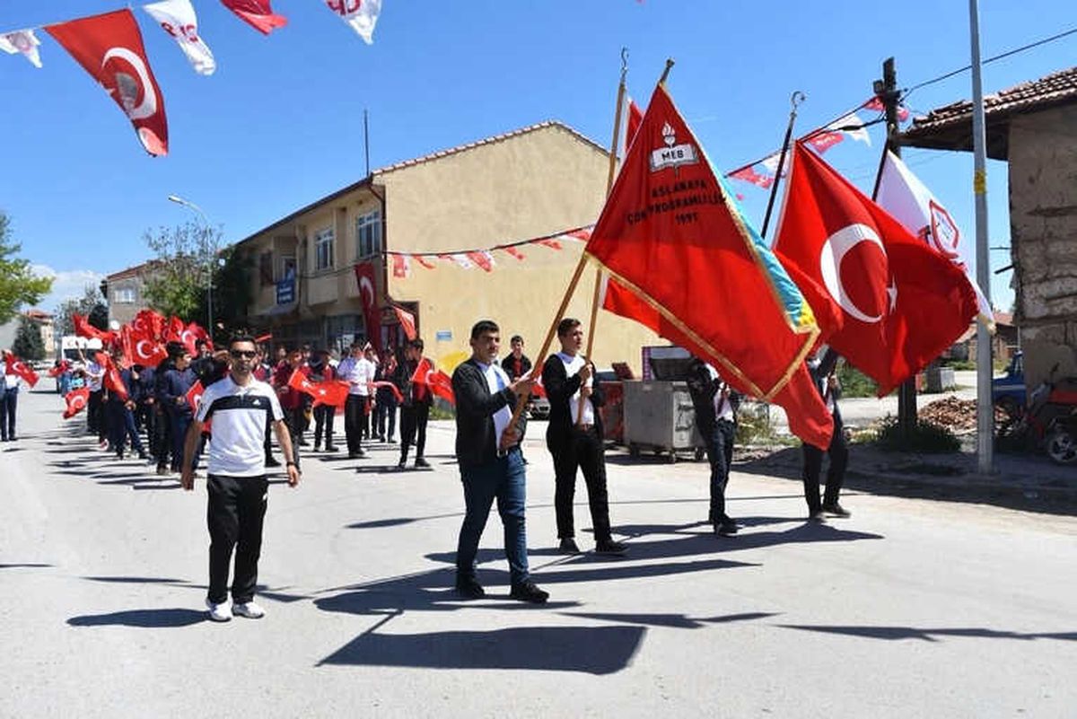 Aslanapa\'da Gençlik Yürüyüşü