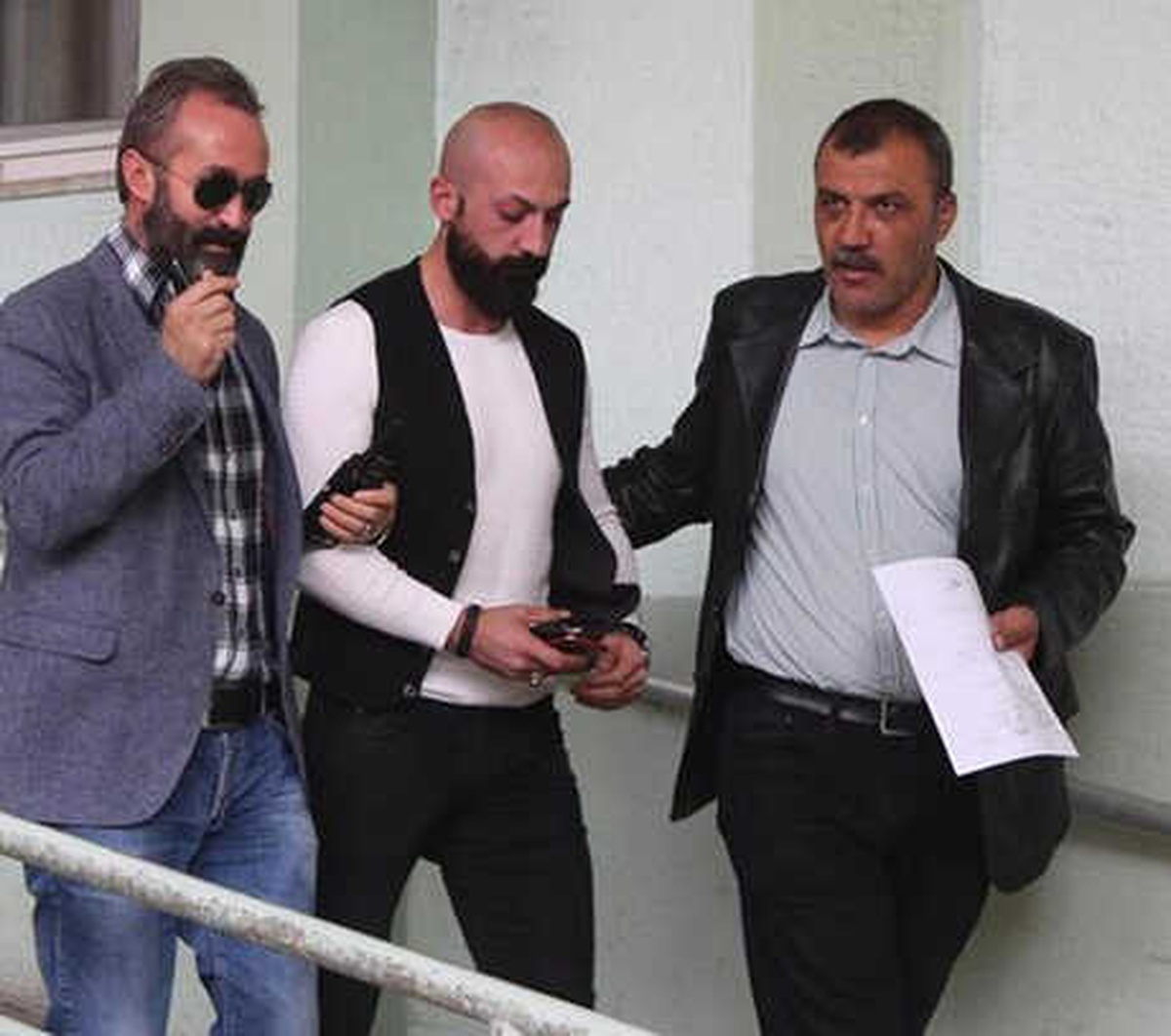 Ayağıyla Otomobil Kullanıp, Meyve Yiyen Sürücüye Gözaltı