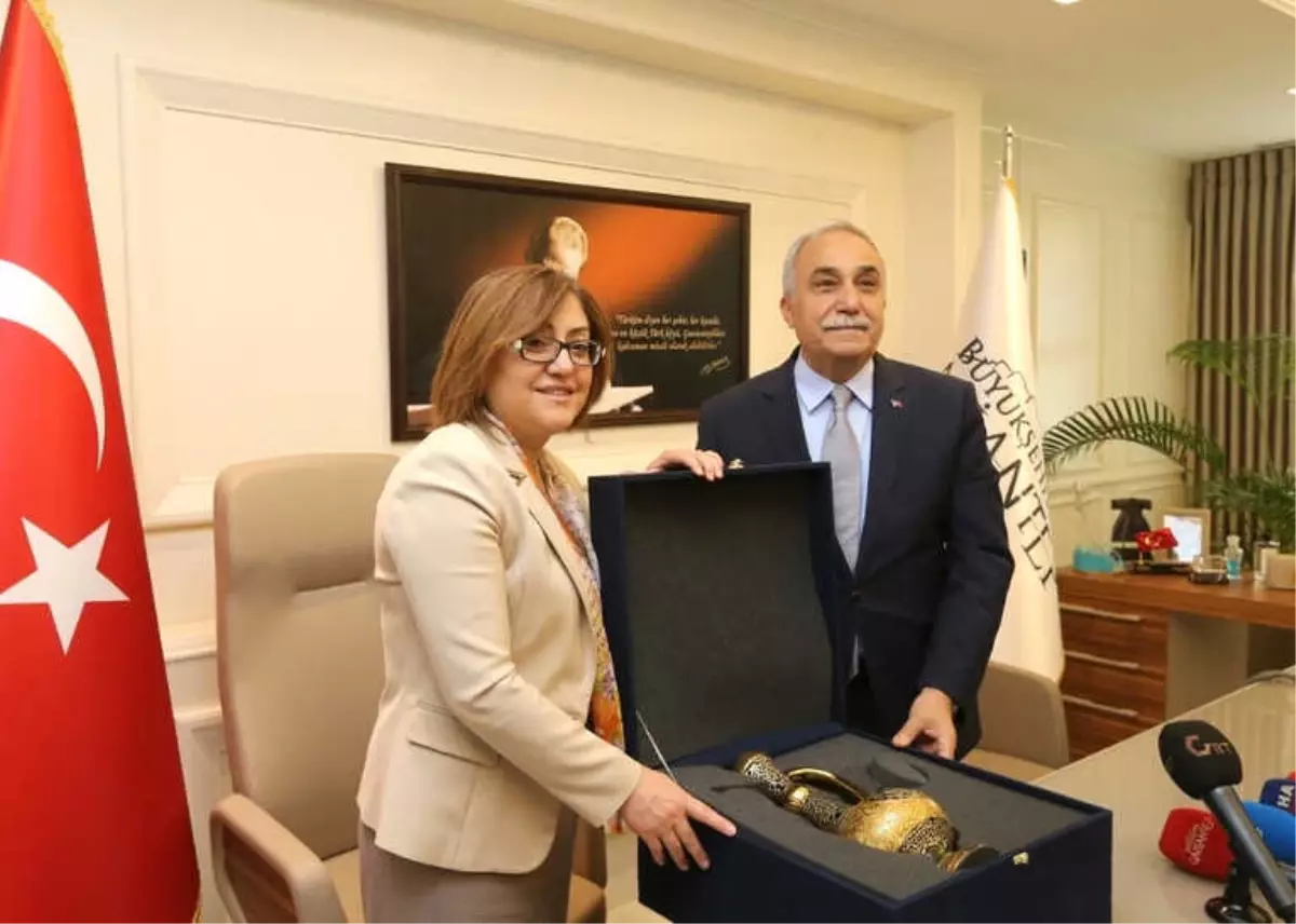 Bakan Fakıbaba\'badan Fatma Şahin\'i Övgü