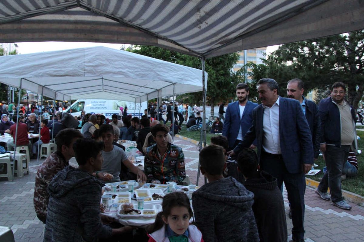 Başkan Tutal,İlk Orucunu İftar Çadırında Açtı