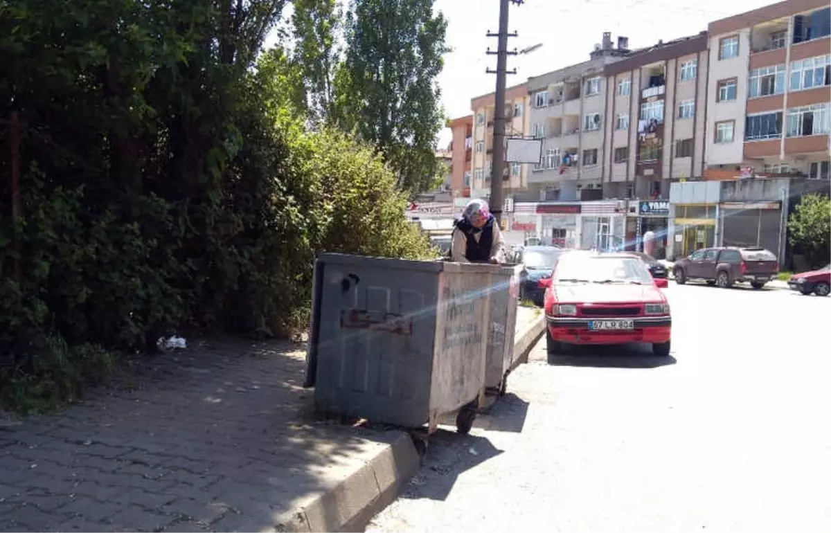 Çöpten Torunu İçin Dolmalık Biber Topladı