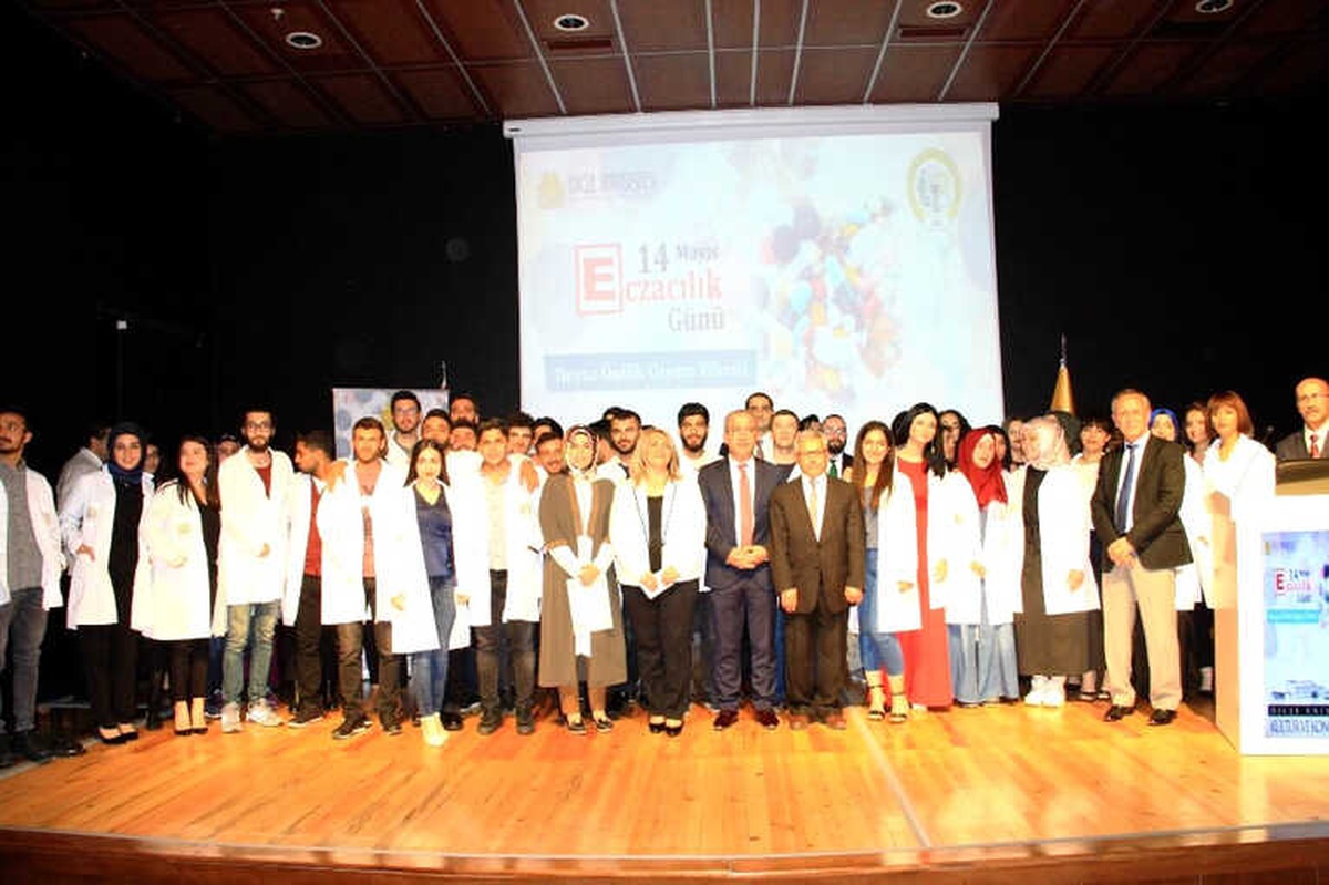 Eczacılık Fakültesi Öğrencileri, Eczacılık Gününde Beyaz Önlüklerini Giydi