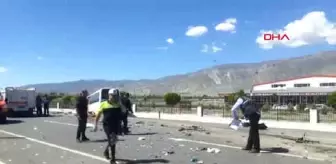 Erzincan-Halk Otobüsü ile Otomobil Çarpıştı 2 Ölü, 16 Yaralı