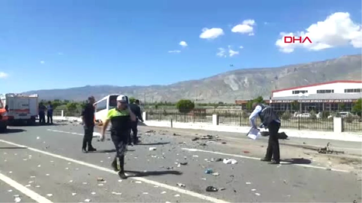 Erzincan-Halk Otobüsü ile Otomobil Çarpıştı 2 Ölü, 16 Yaralı