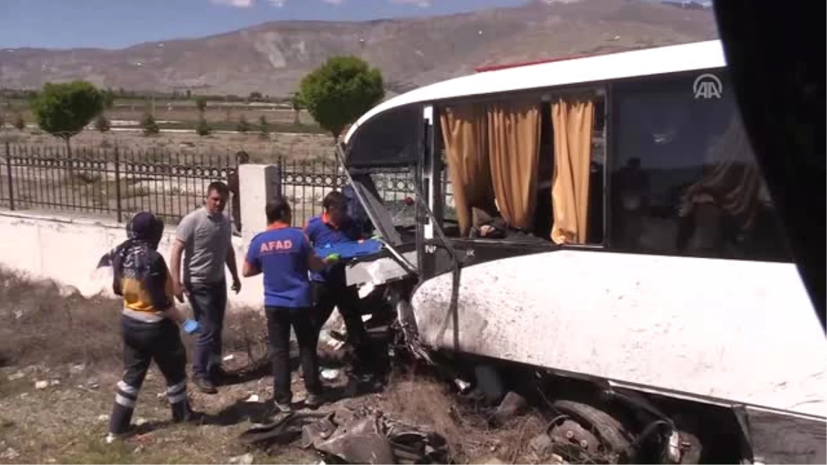 Halk Otobüsü ile Hafif Ticari Araç Çarpıştı: 2 Ölü, 11 Yaralı