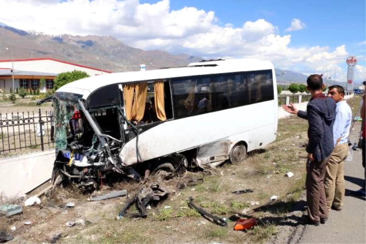 Halk Otobüsü ile Hafif Ticari Araç Çarpıştı: 3 Ölü, 15 Yaralı (2)