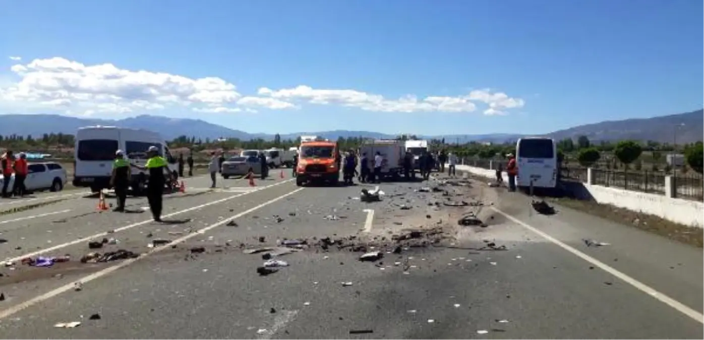 Halk Otobüsü ile Otomobil Çarpıştı: 2 Ölü, 16 Yaralı