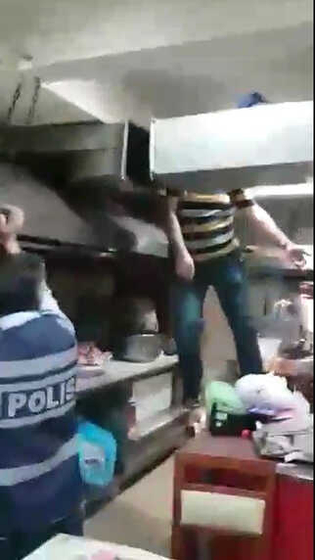 Havalandırma Boşluğundan Tombala Makinesi Çıktı
