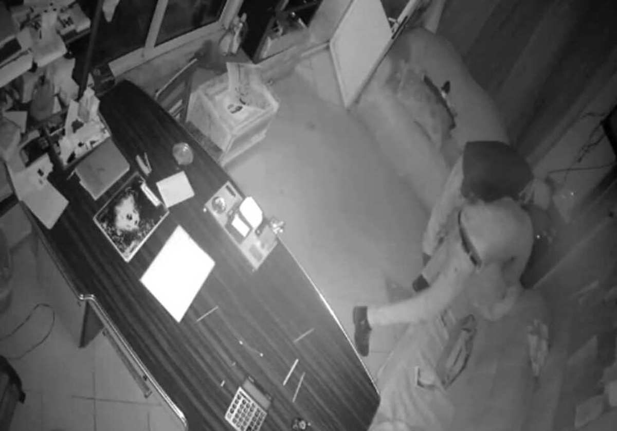 Hırsızlar Önce Güvenlik Kamerasına Sonra Polise Yakalandı
