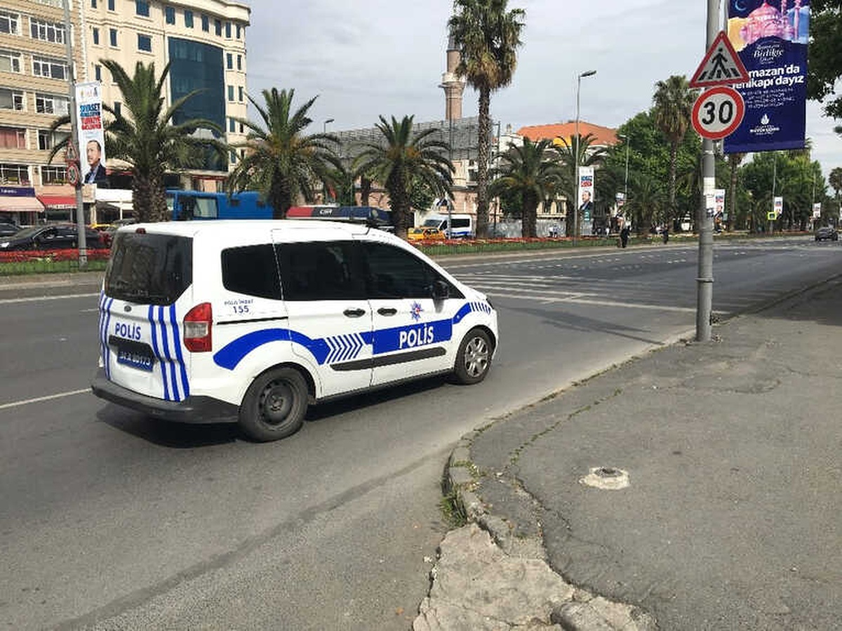 İstanbul\'da Yola Saçılan Dövizleri Vatandaşlar Topladı
