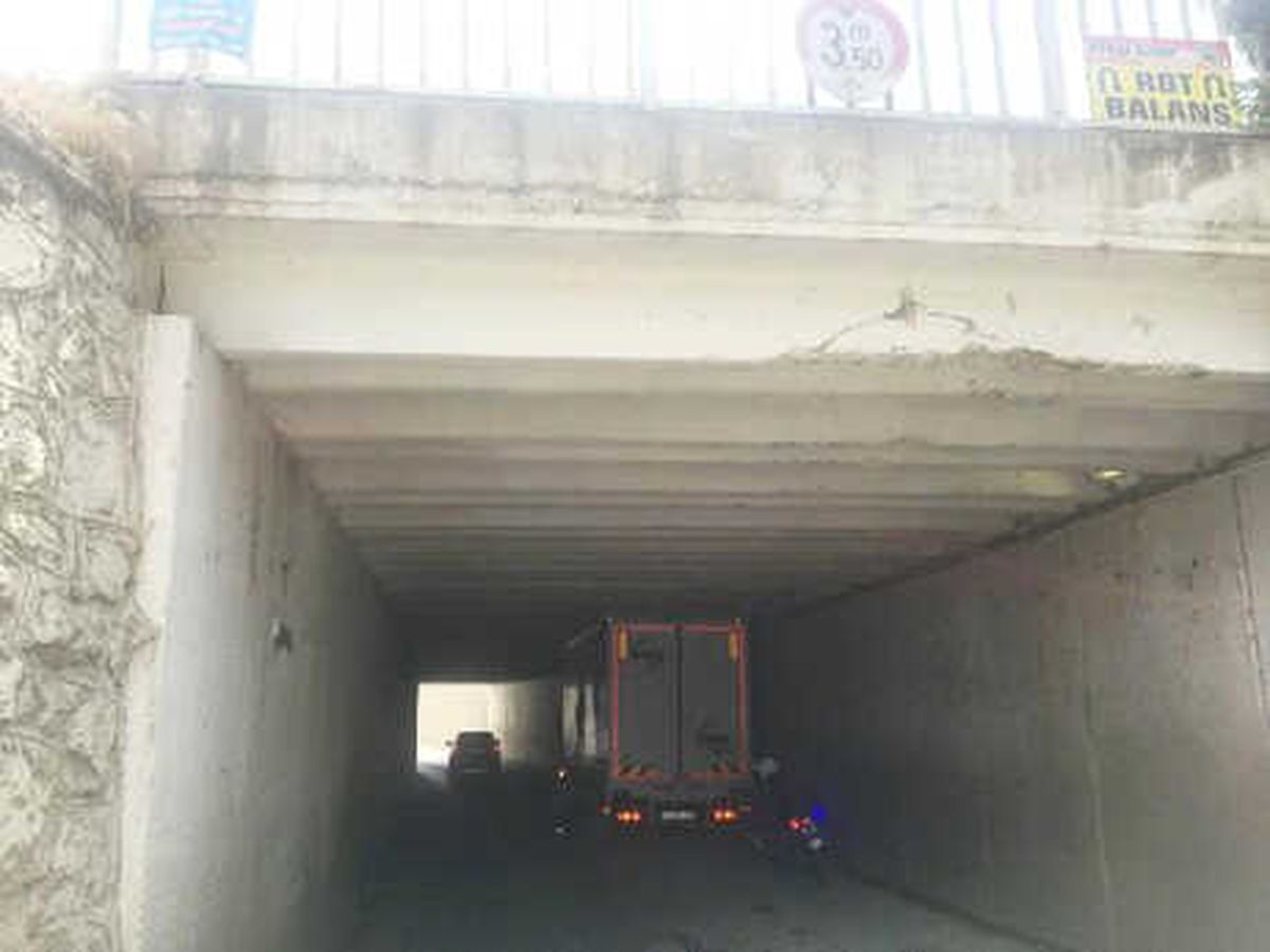 Kamyon Alt Geçitte Sıkıştı