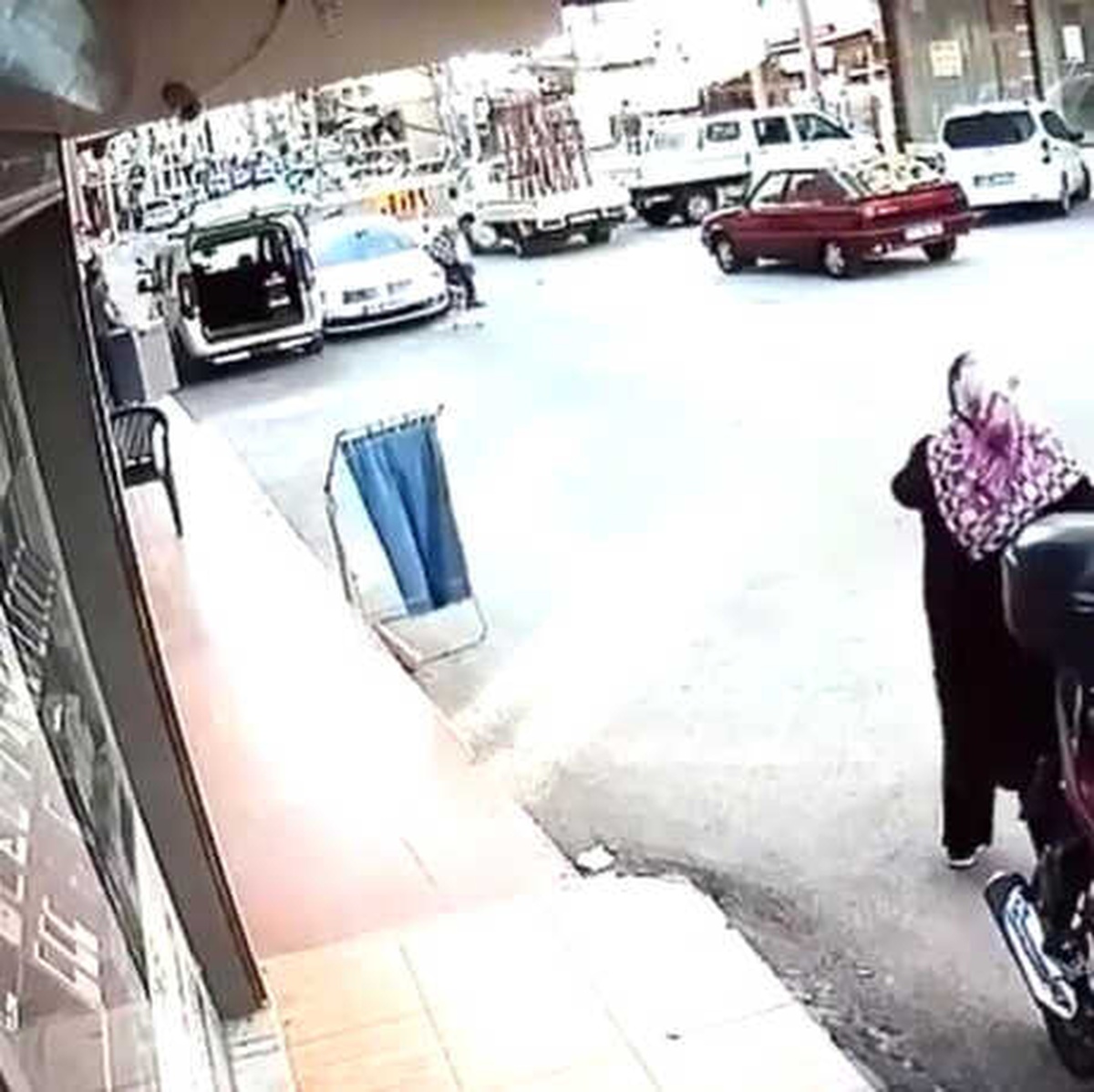 Kendi Canını Tehlikeye Atıp, Kız Çocuğunu Ezilmekten Kurtardı