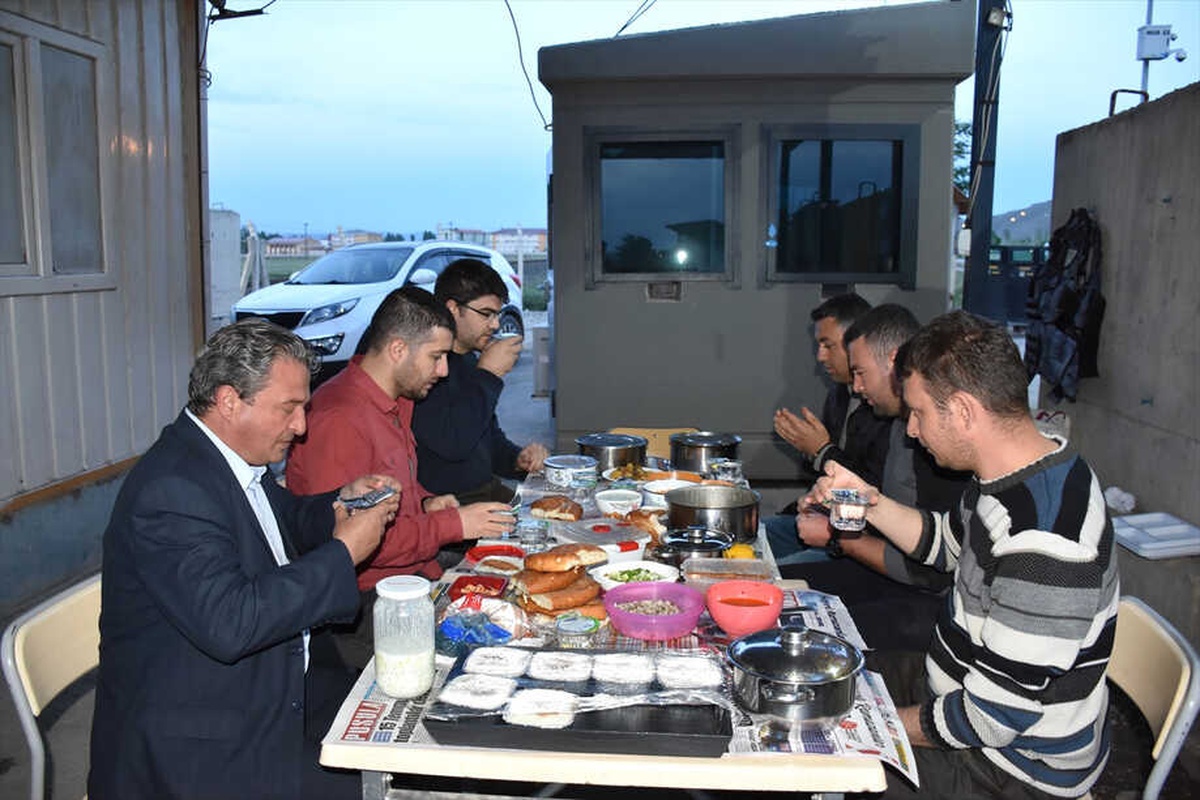 Kontrol Noktasında Nöbetleşe İftar Yapıyorlar