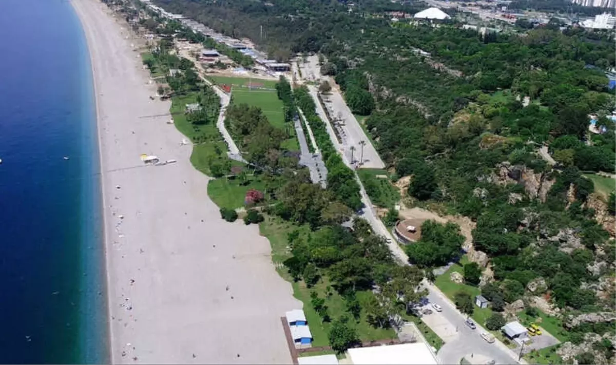 Konyaaltı Sahili Yeni Yüzüyle Hayran Bıraktı