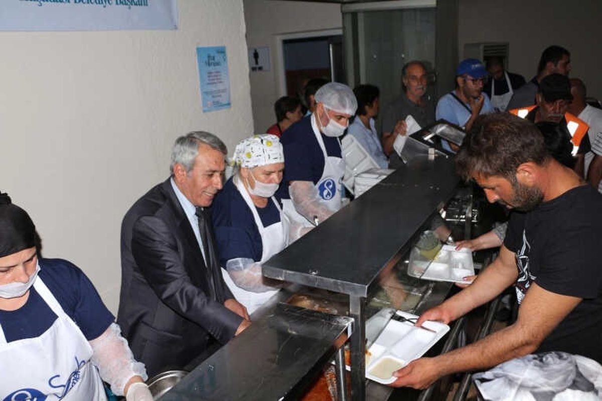 Kuşadası Belediyesi\'nden İftar Yemeği